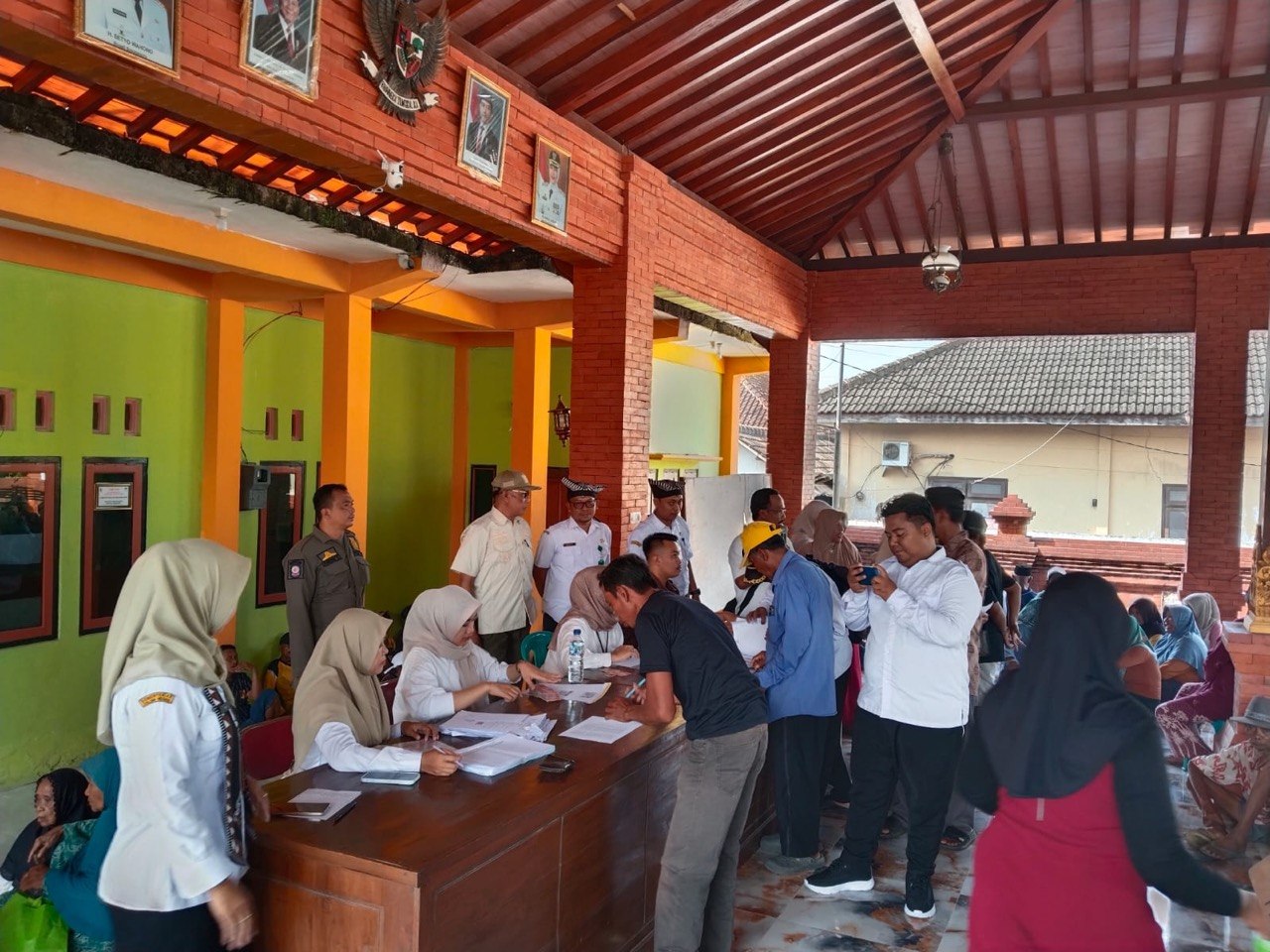 Penyaluran Bantuan Sosial (Bansos) Penanganan Kemiskinan Ekstrem di Balai Desa Kedungadem