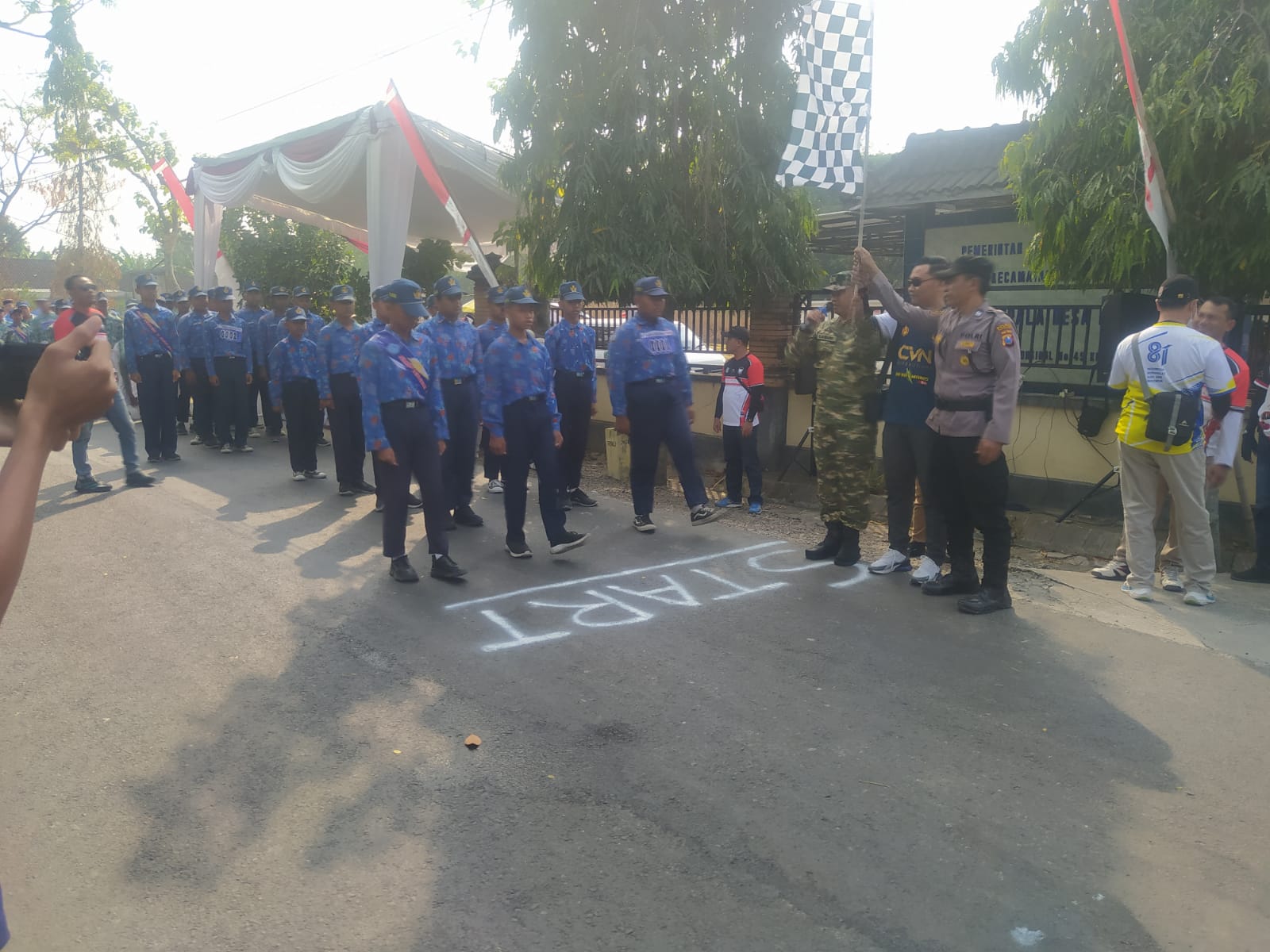 Gerak Jalan Tingkat SMP/MTs dalam rangka HUT RI ke-81 berlangsung meriah dan penuh semangat
