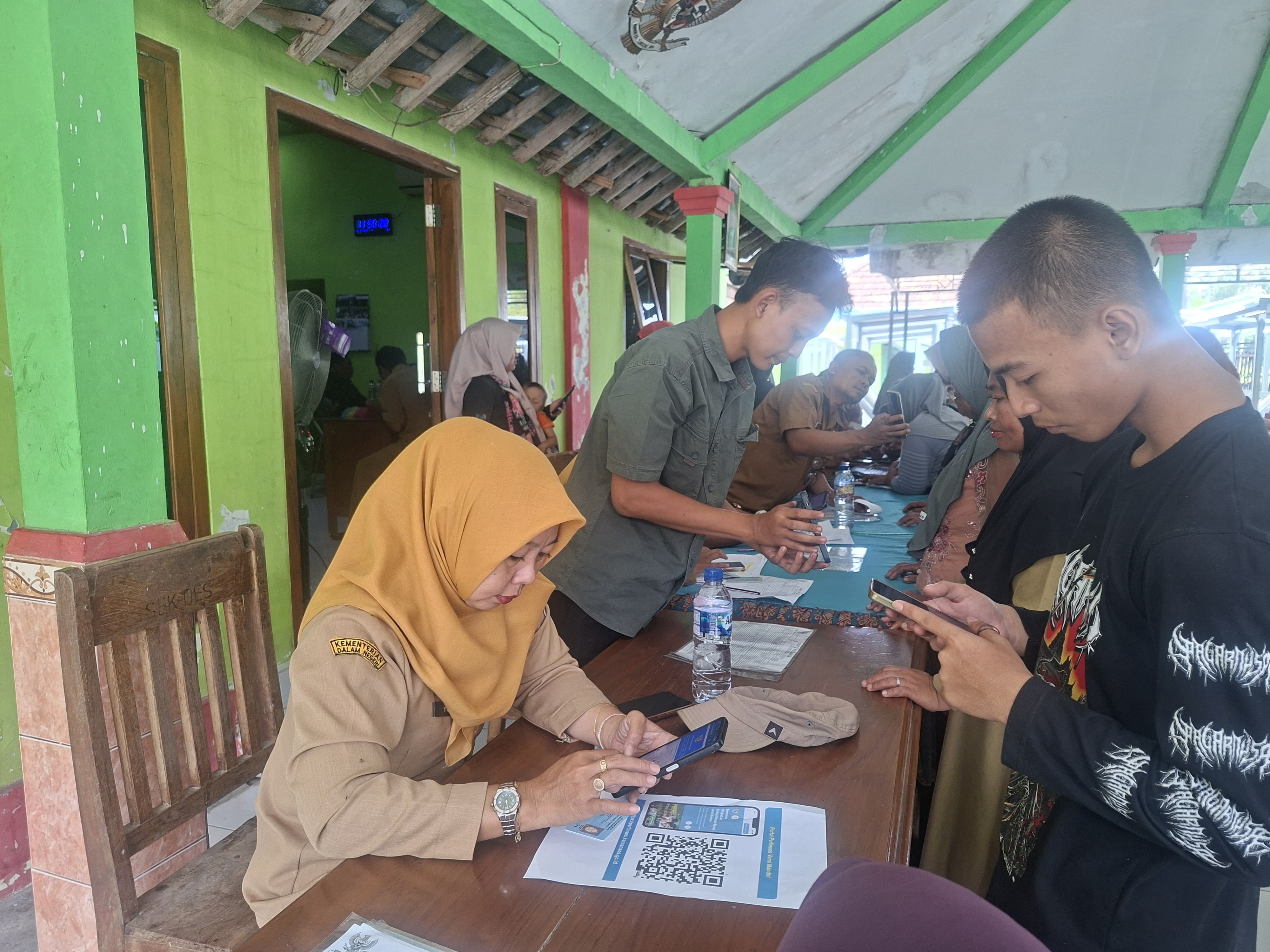 Pelaksanaan Kegiatan Aktivasi IKD dan Perlinsos Digital di Desa Kedungrejo